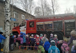 Огнеборцы на выездных экскурсиях рассказывают детсадовцам о профессии пожарного 